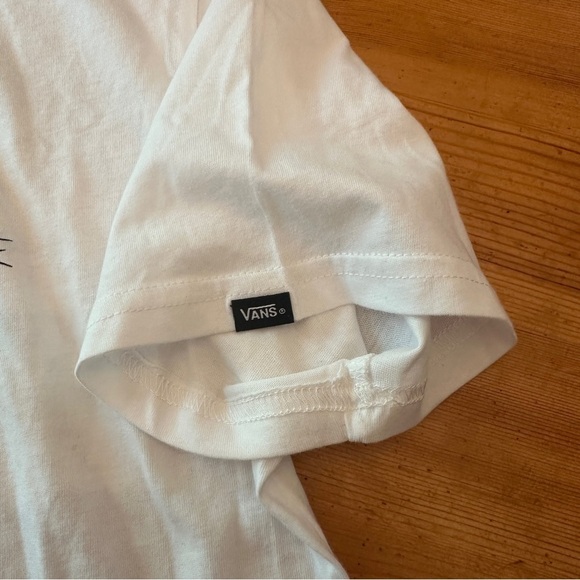 NWOT VANS OFF THE WALL Youth L 12-14
SHARK T-shirt - Picture 6 of 9